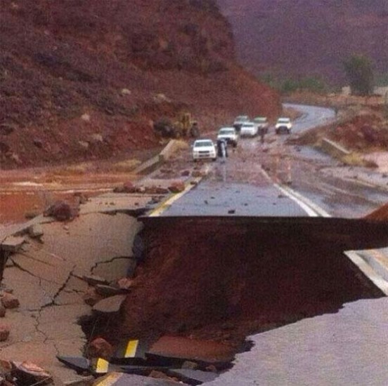 بالصور.. انهيار طريق بينبع بسبب الأمطار والسيول