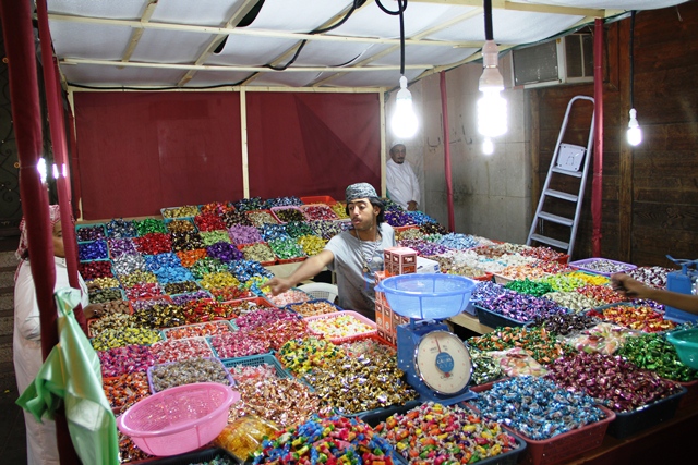 بالصور.. حلويات العيد تزين أسواق الطائف الشعبية