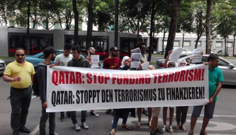 بالصور.. تظاهرة أمام سفارة الدوحة بفيينا تندد بدعمها للإرهاب