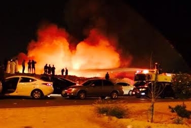 مجهولون يشعلون النار بإطارات سيارات قرب خريص مول بالرياض