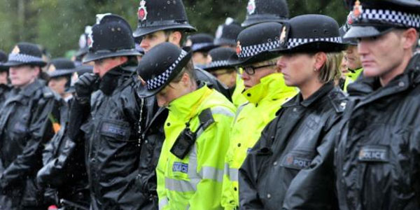 التحقيق مع ضباط شرطة بريطانيين لتبادلهم صوراً إباحية