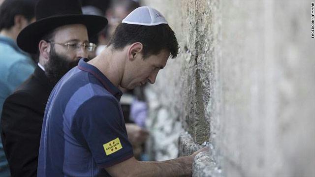 بالصور. . ميسي يرتدي القلنسوة اليهودية ويصلي في البراق
