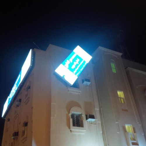 لوحة إعلانية تهدد الطلاب والمارة بطريق “الملك فهد” بجازان