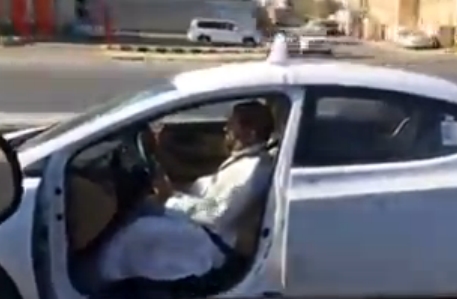 بالفيديو.. باكستاني يقود سيارته الليموزين دون باب بعد سرقته في الرياض