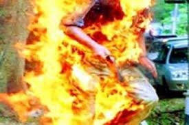 موظف يحرق نفسه أمام وزارة النفط الإيرانية