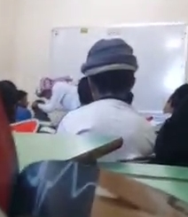 طلاب يسخرون من معلمهم داخل الفصل