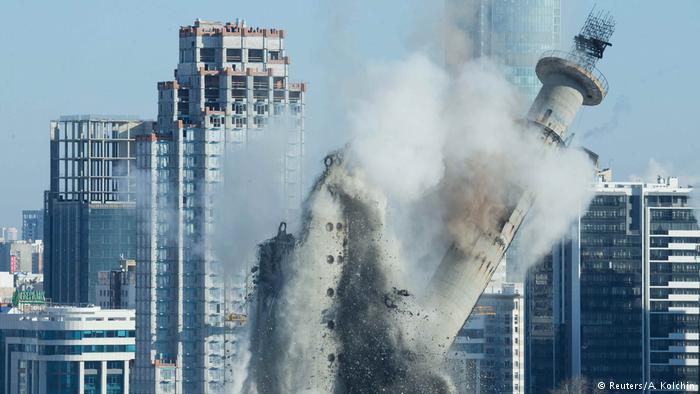 شاهد لحظة تفجير برج تلفزيوني بارتفاع 220 متراً في روسيا