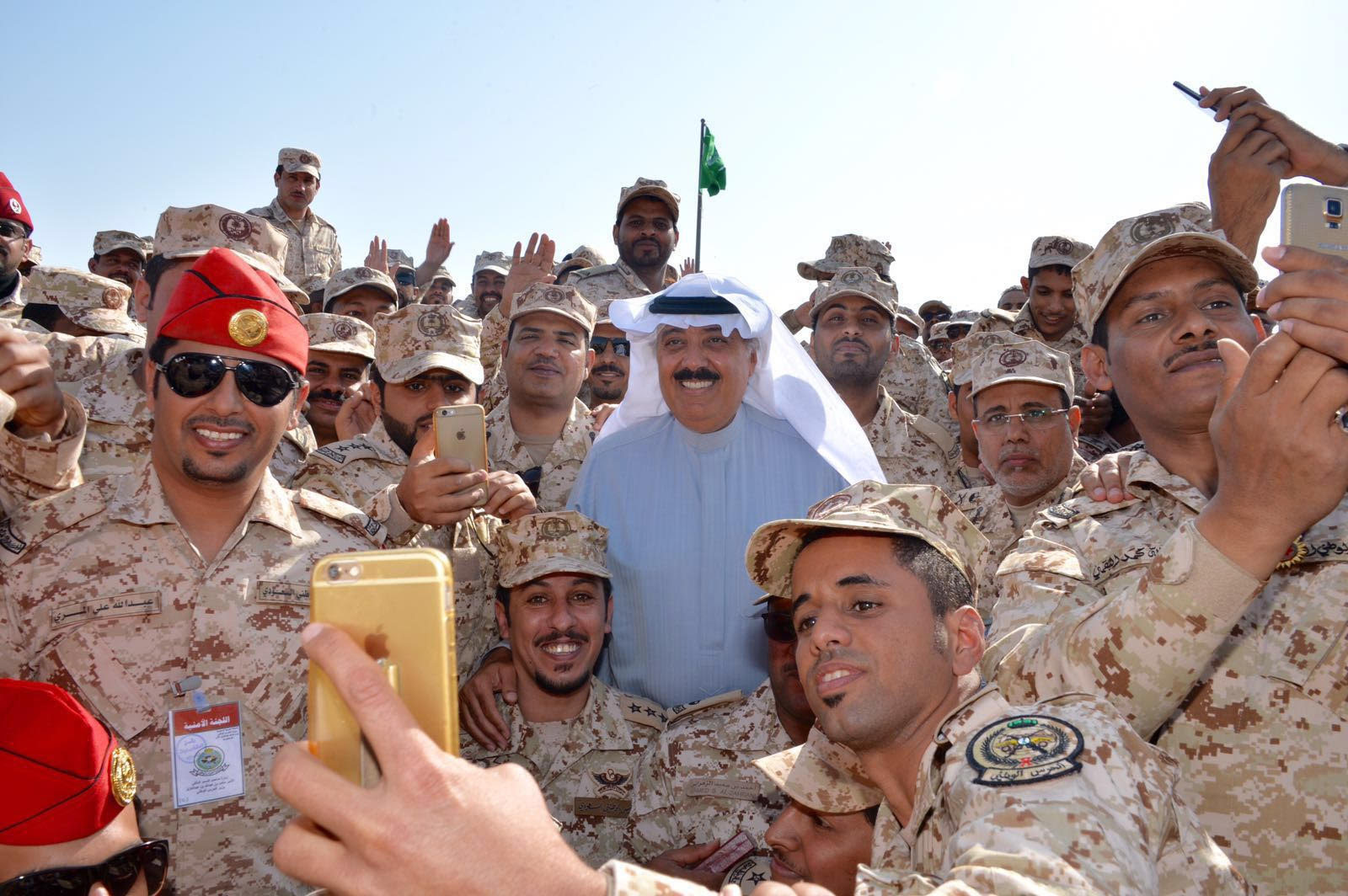 بالصور .. وزير الحرس في زيارة للواء الملك عبدالعزيز بـ #الأحساء : فخورون بكم