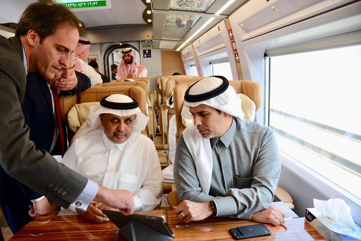 شاهد.. وزير النقل يستقل قطار الحرمين في أول رحلة كاملة