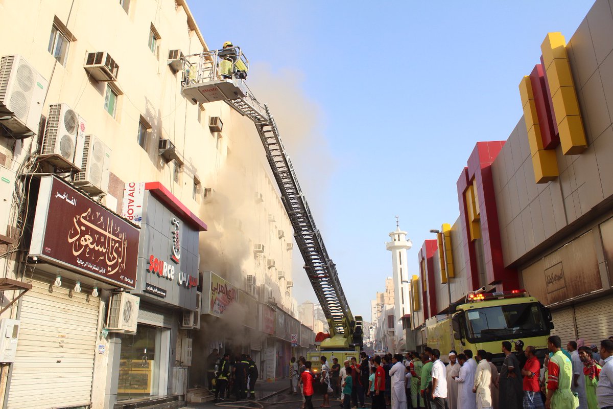 بالصور.. حريق بمحل تجاري يخلي مبنًى سكنيًّا في مكة