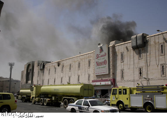 إصابة 6 أشخاص في حريق مجمع تجاري بـ”الدمام”
