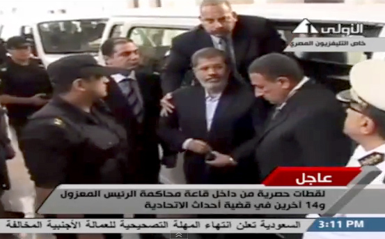 بالفيديو .. شاهد اول لقطات لـ”مرسي” في المحكمة