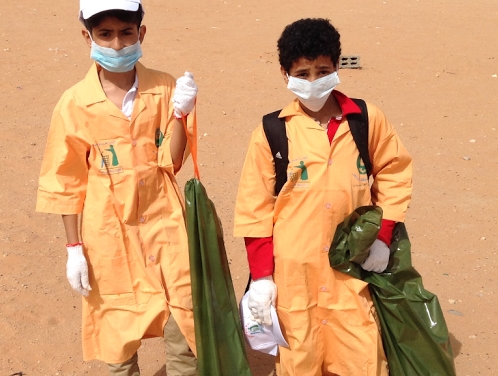 بالصور.. طلاب المدارس ينظفون صحاري الثمامة مع معلميهم