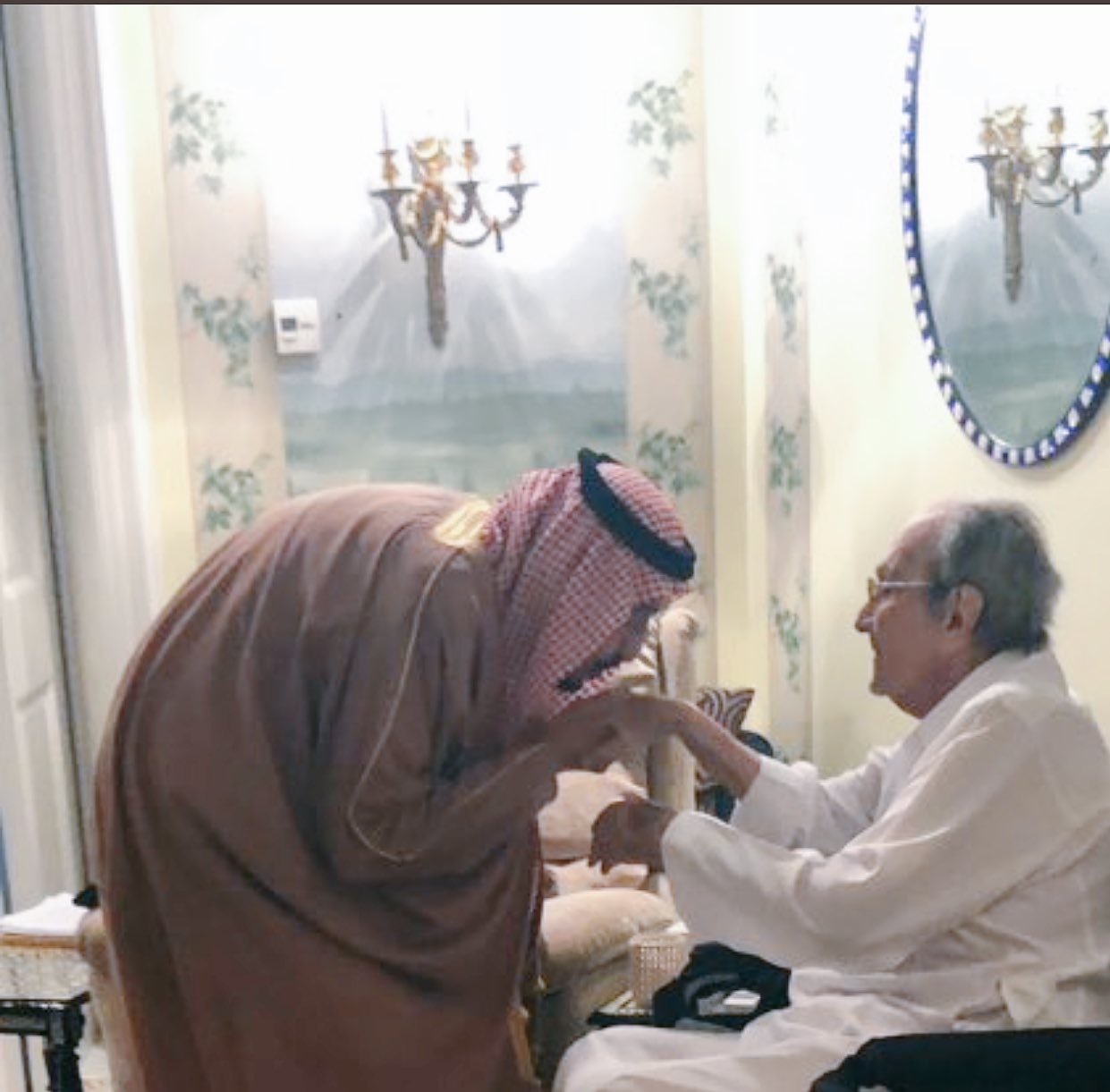 شاهد.. الملك يعزي الأمير طلال في وفاة الأميرة مضاوي
