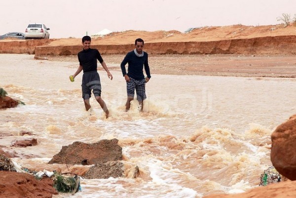 بالصّور.. الثّمامة تُنسي خوف أيام المطر بـ”ماء ورمال وسماء صافية”