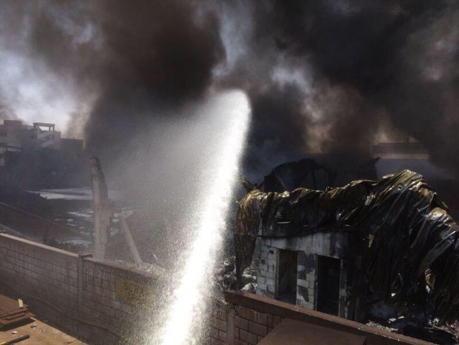 بالصور.. (20) فرقة إطفاء تسيطر على حريق مستودع كيماويات بالدمام
