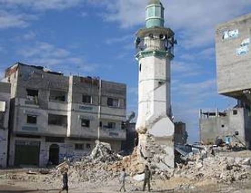 قوات الأسد تدمر مئذنة الجامع العمري في درعا