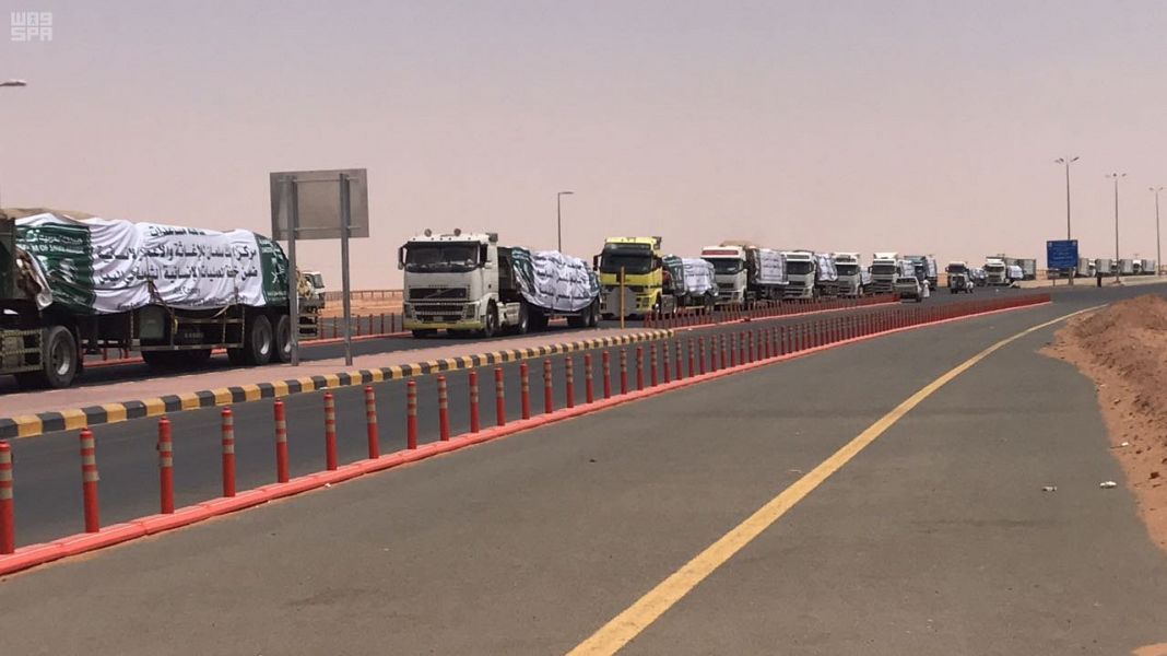 36 شاحنة أدوية ومواد غذائية من مركز الملك تعبر منفذ الوديعة باتجاه اليمن