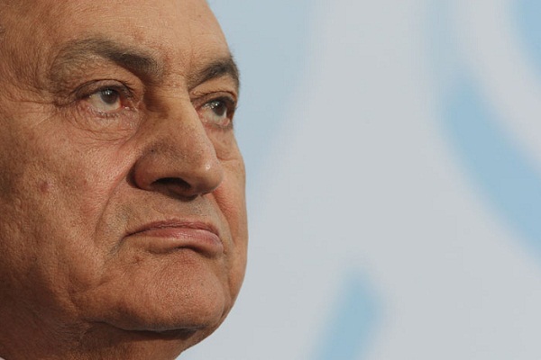 مبارك : أعاني أزمة مالية طاحنة وراتب الرئاسة لا يكفي