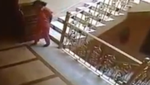 بالفيديو.. خادمة اثيوبية تحاول قتل ربة منزل بجدة