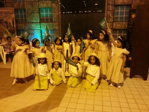 300 شاب وفتاة يحتفلون باليوم الوطني بـ”نسائي العزيزية”