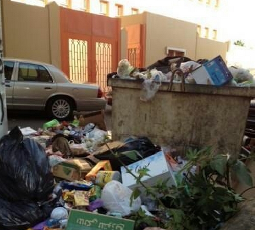 مواطنون يُغلقون الطريق أمام ناقلات النفايات في رنية