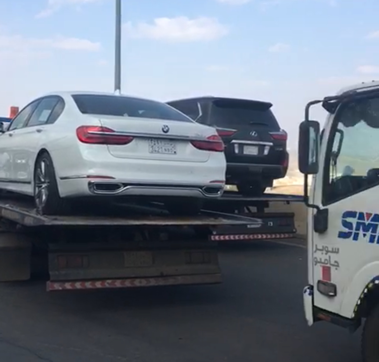 شاهد.. لحظة نقل سيارات الأمير منصور بن مقرن من أبها إلى الرياض