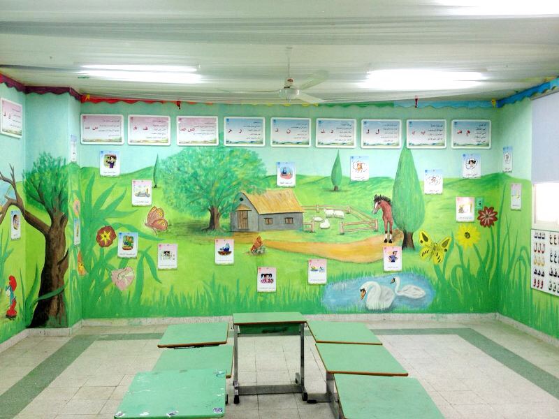بالصور.. معلم يحوّل فصول مدرسته إلى لوحات فنية