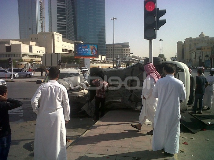 بالفيديو والصور.. حادث يربك الحركة بطريق الملك فهد