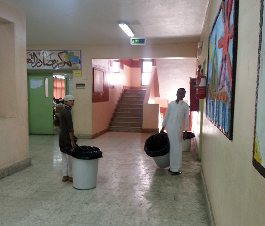 بالصور.. حملات التفتيش تجبر طلابَ مدارس مكة على النظافة