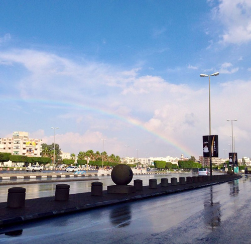 بالصّور.. الأهالي يخرجون للاستمتاع بالأجواء الخلّابة لمدينة الورد