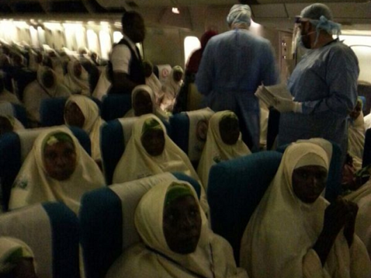 بالصور.. حذر مع أول رحلة من نيجيريا الموبوءة بايبولا