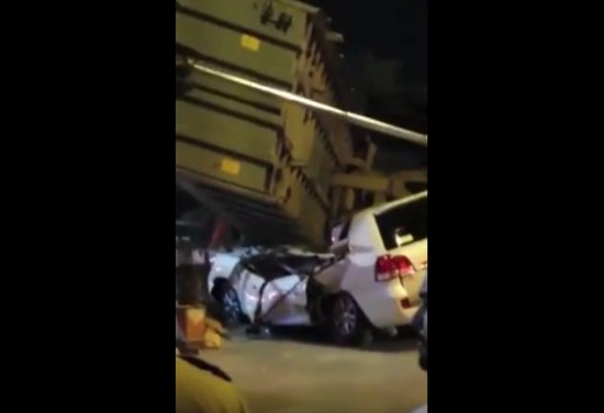 بالفيديو.. شاحنة تسحق سيارة بـ #الرياض