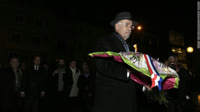 بالصور.. سفير البحرين بفرنسا يضع الورود بنصب للهولوكوست