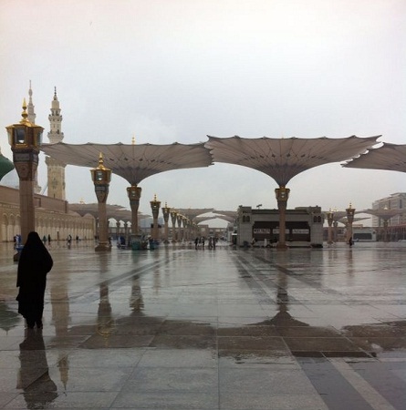 بالصور.. أمطار المدينة تسعد زوار المسجد النبوي