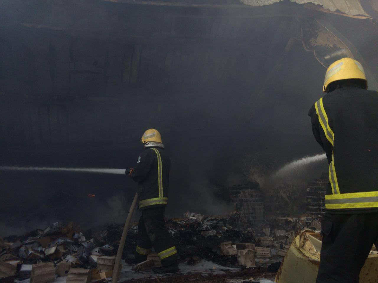 مدني جدة يخمد حريقاً نشب بسبب “إسفنج” في مستودعين