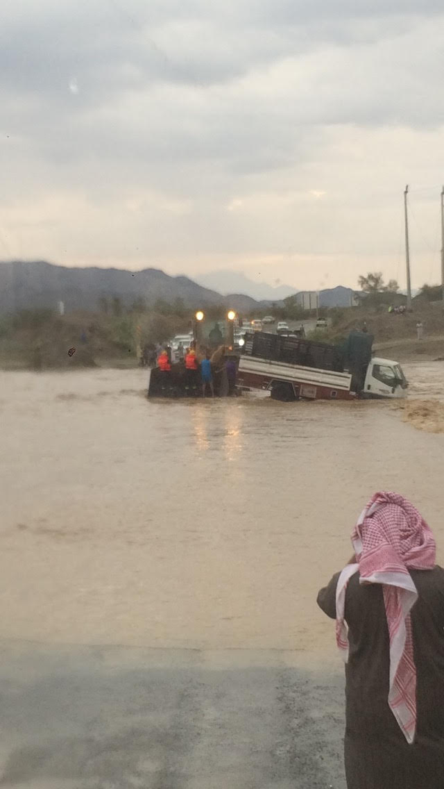 بالصور.. وفاتان صعقًا وإصابتان واحتجاز شخصين جراء سيول #القنفذة