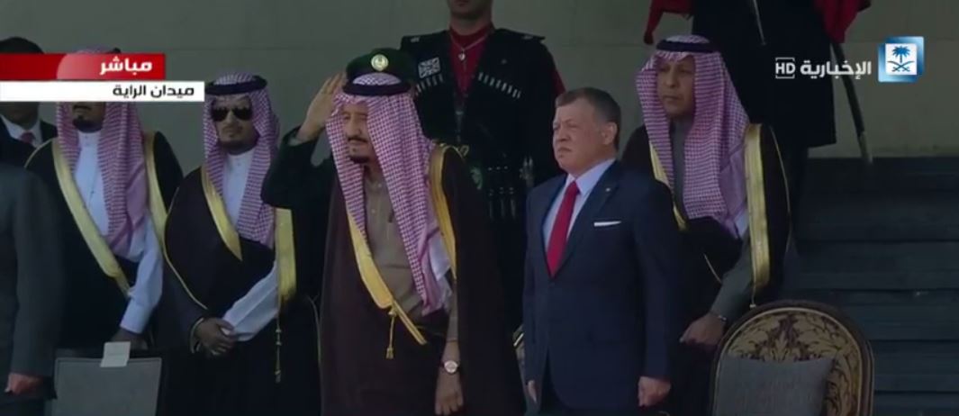 شاهد بالصور.. الملك يشرف استعراضاً عسكرياً بمناسبة زيارته للأردن