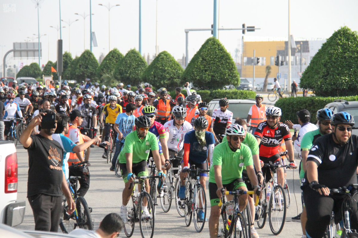 بالصور.. أكثر من 300 دراج يحتفون باليوم العالمي للرياضة على كورنيش الدمام