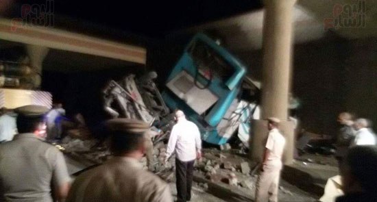 بالصور.. 14 قتيلاً وعشرات الإصابات في تصادم مروع بصعيد مصر