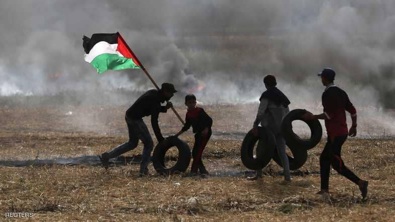 بالصور.. الفلسطينيون يتوافدون على حدود غزة والاحتلال يتصدى بالغاز