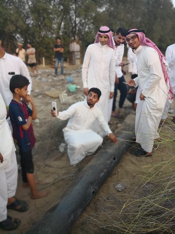 بالصور.. شبان يلتقطون سيلفي مع شظايا الصاروخ الحوثي