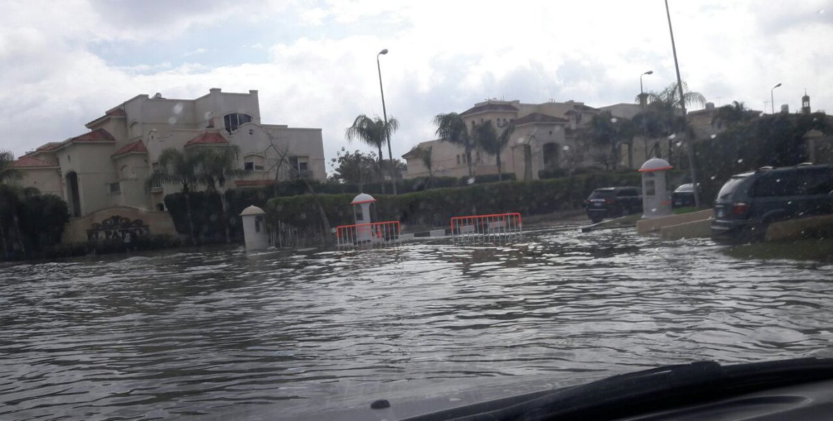 بالفيديو والصور.. أحياء مصر الراقية تغرق في مياه الأمطار وهكذا تفاعل معها المصريون