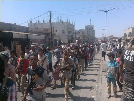 مُرعِب الحوثيين الأول يدرب “الذئاب الحمر” لفك الحصار عن عدن
