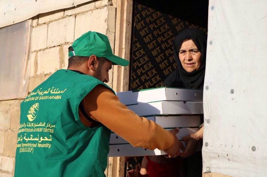 بالصور .. 4 آلاف وجبة ساخنة سعودية للصائمين السوريين في مخيّمات اللجوء اللبنانية