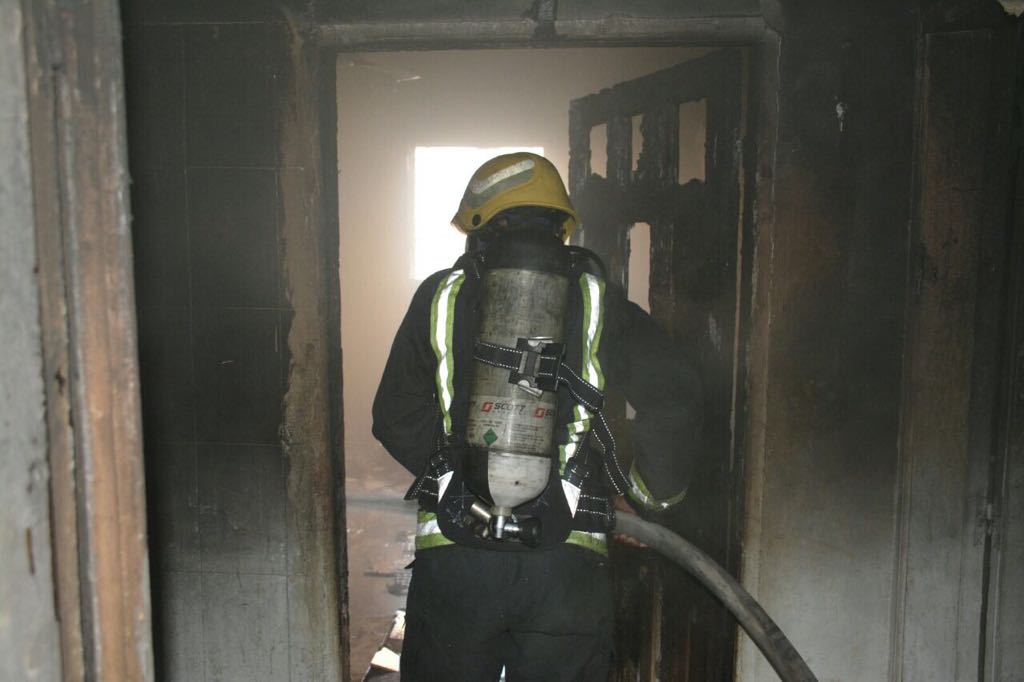 بالصور.. 4 حالات اختناق في حريق شقة بجدة