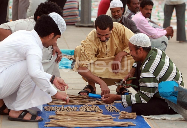 بالصور.. وافدون يمتهنون بيع المساويك في رمضان