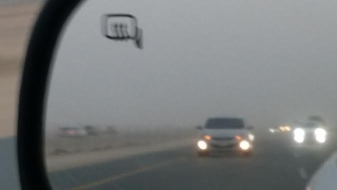 بالصور.. تدني مستوى الرؤية على طريق جدة- الليث بسبب الغبار
