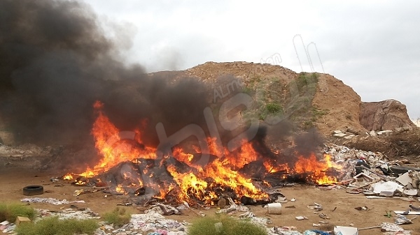 بالفيديو والصور.. مجهولون يشعلون النار بالمخلفات في “عشيماء جازان”