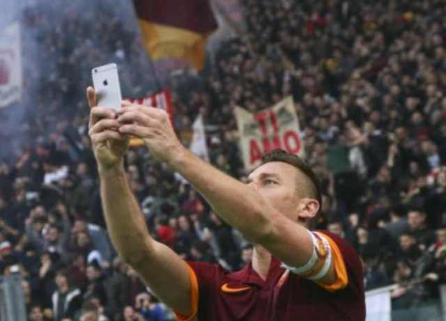 بالصور والفيديو.. توتي يلتقط “سيلفي” بعد تسجيله هدفين في ديربي روما
